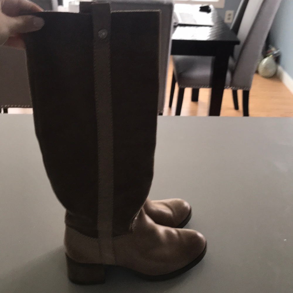Bcbg size 6 tan/brown suede boot